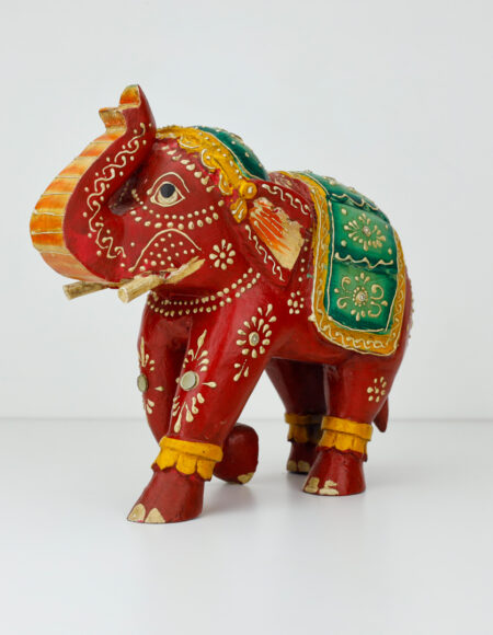 elefante in legno rosso Khajuraho arte Indiana