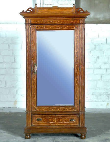 Vetrina Coloniale Elegante con Intarsi in Legno di Alta Qualità