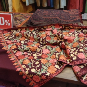 Sciarpa in lana ricamata